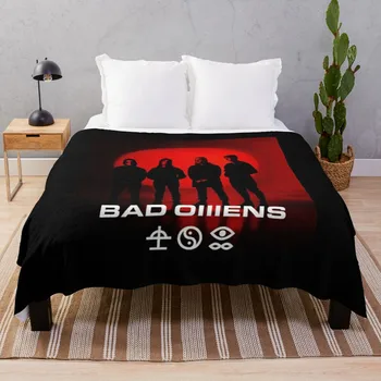 Самый популярный из Bad Omens - это флисовое одеяло с помпонами для путешествий в стиле Металкор.