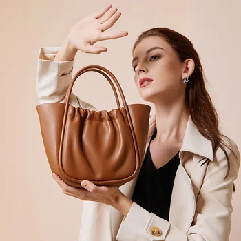 Новая модная кожаная сумка 2022 года для женщин, нишевый дизайн, плиссированная сумка через плечо, женская сумка-тоут большой емкости.